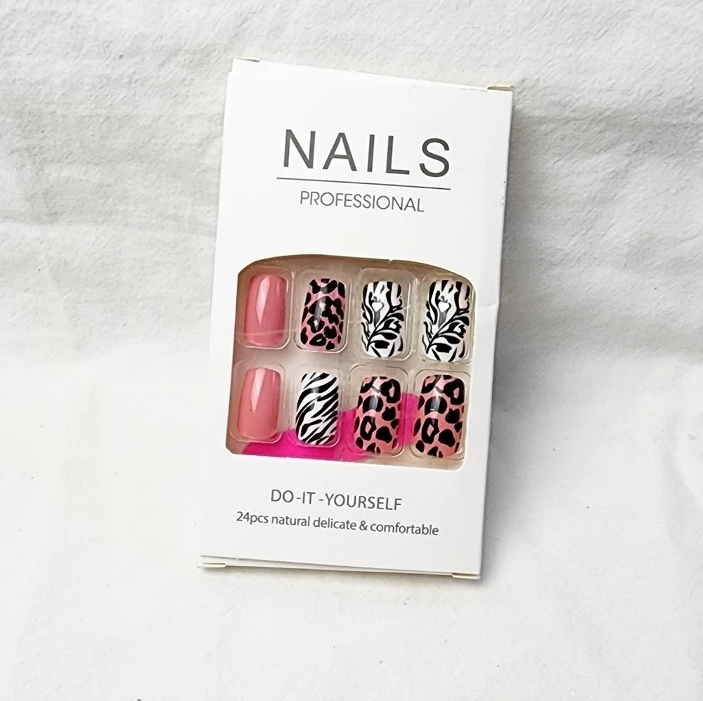 24 Pieces Fake Press On Nails